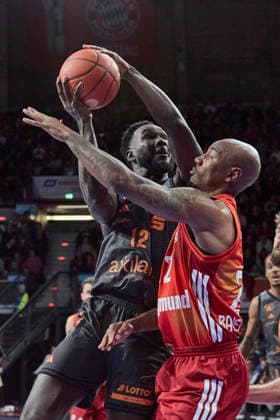 Deutsche Basketball Bundesliga (BBL), FC Bayern München Basketball vs NINERS Chemnitz, München FC Bayern Basketball, NINERS Chemnitz, 2026-04-12 in München (SAP Garden) SOW Amadou (NINERS Chemnitz Center (C) Nr12-CHE12), MIKE Isiaha (FC Bayern München Basketball Power Forward (PF) Nr22-FCBB22) sportworld München SAP Garden Bayern Deutschland