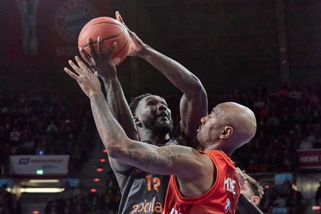 Deutsche Basketball Bundesliga (BBL), FC Bayern München Basketball vs NINERS Chemnitz, München FC Bayern Basketball, NINERS Chemnitz, 2026-04-12 in München (SAP Garden) SOW Amadou (NINERS Chemnitz Center (C) Nr12-CHE12), MIKE Isiaha (FC Bayern München Basketball Power Forward (PF) Nr22-FCBB22) sportworld München SAP Garden Bayern Deutschland