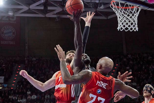 Deutsche Basketball Bundesliga (BBL), FC Bayern München Basketball vs NINERS Chemnitz, München FC Bayern Basketball, NINERS Chemnitz, 2026-04-12 in München (SAP Garden) SOW Amadou (NINERS Chemnitz Center (C) Nr12-CHE12), MIKE Isiaha (FC Bayern München Basketball Power Forward (PF) Nr22-FCBB22), KRATZER Leon (FC Bayern München Basketball Center (C) Nr8-FCBB8) sportworld München SAP Garden Bayern Deutschland