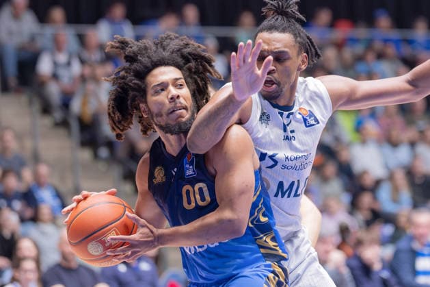 Frankfurt Skyliners - MLP Academics Heidelberg, easyCredit BBL Zweikampf zwischen Tyger Campbell (Skyliners, 00) und Osun Osunniyi (MLP Academics Heidelberg, 12). Spiel der easyCredit BBL zwischen den Frankfurt Skyliners und den MLP Academics Heidelberg am 12. April 2026 in der Süwag Energie ARENA in Frankfurt am Main., Frankfurt am Main Hessen Deutschland Süwag Energie ARENA