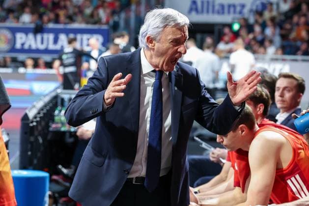 Cheftrainer Svetislav Pesic (FC Bayern Muenchen Basketball) in Aktion, gibt Anweisungen an die Mannschaft, FC Bayern Muenchen Basketball vs. Niners Chemnitz, easyCredit BBL, Basketball, Bundesliga, Maenner, Hauptrunde, 12. April 2026 Muenchen Bayern Deutschland
