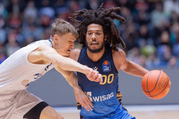 Frankfurt Skyliners - MLP Academics Heidelberg, easyCredit BBL Niklas Würzner (MLP Academics Heidelberg, 2) verteidigt gegen Tyger Campbell (Skyliners, 00). Spiel der easyCredit BBL zwischen den Frankfurt Skyliners und den MLP Academics Heidelberg am 12. April 2026 in der Süwag Energie ARENA in Frankfurt am Main., Frankfurt am Main Hessen Deutschland Süwag Energie ARENA