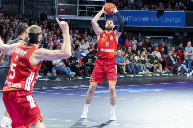 Leon Kratzer 8 (FC Bayern Muenchen Basketball) in Aktion, mit Niels Giffey 5 (FC Bayern Muenchen Basketball), FC Bayern Muenchen Basketball vs. Niners Chemnitz, easyCredit BBL, Basketball, Bundesliga, Maenner, Hauptrunde, 12. April 2026 Muenchen Bayern Deutschland