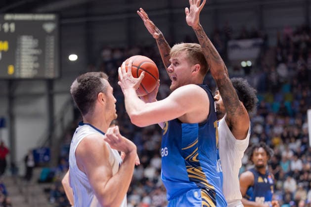 Frankfurt Skyliners - MLP Academics Heidelberg, easyCredit BBL Till Pape (Skyliners, 19). Spiel der easyCredit BBL zwischen den Frankfurt Skyliners und den MLP Academics Heidelberg am 12. April 2026 in der Süwag Energie ARENA in Frankfurt am Main., Frankfurt am Main Hessen Deutschland Süwag Energie ARENA