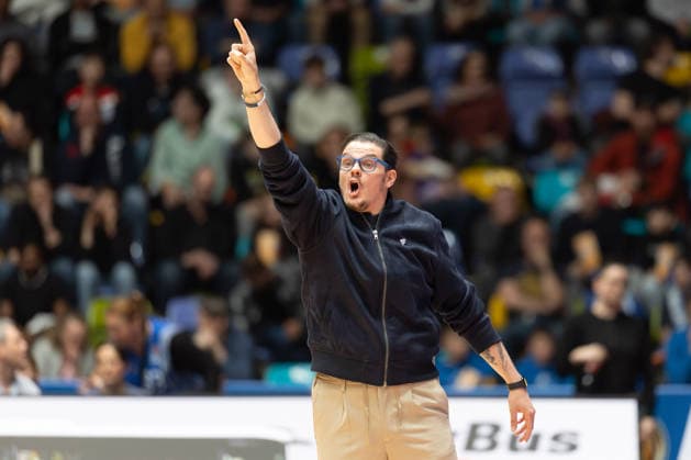 Frankfurt Skyliners - MLP Academics Heidelberg, easyCredit BBL Trainer Carlo Finetti (MLP Academics Heidelberg). Spiel der easyCredit BBL zwischen den Frankfurt Skyliners und den MLP Academics Heidelberg am 12. April 2026 in der Süwag Energie ARENA in Frankfurt am Main., Frankfurt am Main Hessen Deutschland Süwag Energie ARENA