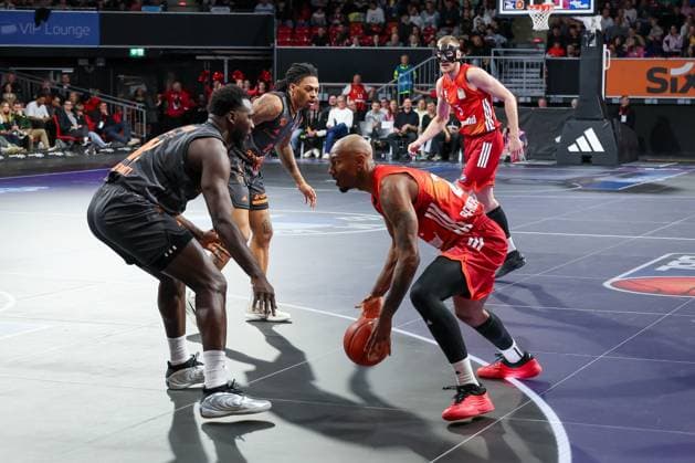 Isiaha Mike 22 (FC Bayern Muenchen Basketball), rechts, in Aktion, FC Bayern Muenchen Basketball vs. Niners Chemnitz, easyCredit BBL, Basketball, Bundesliga, Maenner, Hauptrunde, 12. April 2026 Muenchen Bayern Deutschland