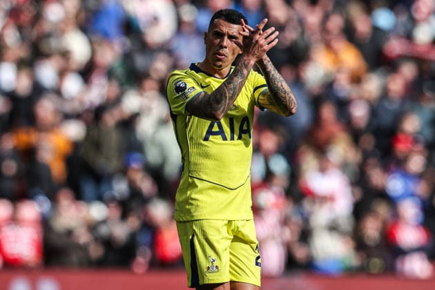 Premier League: Sunderland v Tottenham Hotspur Pedro Porro of Tottenham Hotspur applauds the fans after the game during the Premier League match Sunderland vs Tottenham Hotspur at Stadium Of Light, Sunderland, United Kingdom on 12 April 2026 (Photo by Alfie Cosgrove News Images) Sunderland Stadium Of Light Tyne and Wear United Kingdom Copyright: xAlfiexCosgrove NewsxImagesx