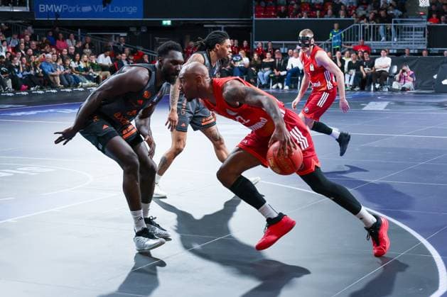 Isiaha Mike 22 (FC Bayern Muenchen Basketball), rechts, in Aktion, FC Bayern Muenchen Basketball vs. Niners Chemnitz, easyCredit BBL, Basketball, Bundesliga, Maenner, Hauptrunde, 12. April 2026 Muenchen Bayern Deutschland