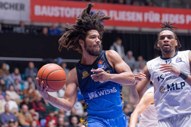 Frankfurt Skyliners - MLP Academics Heidelberg, easyCredit BBL Tyger Campbell (Skyliners, 00) vor Osun Osunniyi (MLP Academics Heidelberg, 12). Spiel der easyCredit BBL zwischen den Frankfurt Skyliners und den MLP Academics Heidelberg am 12. April 2026 in der Süwag Energie ARENA in Frankfurt am Main., Frankfurt am Main Hessen Deutschland Süwag Energie ARENA