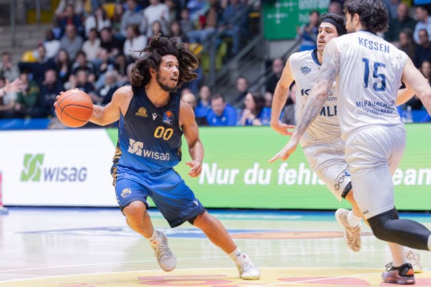 Frankfurt Skyliners - MLP Academics Heidelberg, easyCredit BBL Tyger Campbell (Skyliners, 00) gegen Erol Ersek (MLP Academics Heidelberg, 11) und Marcel Keßen (MLP Academics Heidelberg, 15). Spiel der easyCredit BBL zwischen den Frankfurt Skyliners und den MLP Academics Heidelberg am 12. April 2026 in der Süwag Energie ARENA in Frankfurt am Main., Frankfurt am Main Hessen Deutschland Süwag Energie ARENA