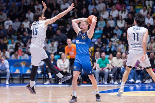 Frankfurt Skyliners - MLP Academics Heidelberg, easyCredit BBL Marcel Keßen (MLP Academics Heidelberg, 15) und Erol Ersek (MLP Academics Heidelberg, 11) stellen sich Till Pape (Skyliners, 19) in den Weg. Spiel der easyCredit BBL zwischen den Frankfurt Skyliners und den MLP Academics Heidelberg am 12. April 2026 in der Süwag Energie ARENA in Frankfurt am Main., Frankfurt am Main Hessen Deutschland Süwag Energie ARENA