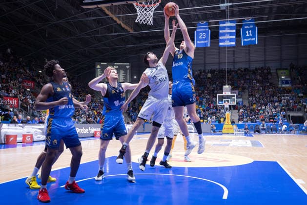 Frankfurt Skyliners - MLP Academics Heidelberg, easyCredit BBL Mateo Seric (MLP Academics Heidelberg, 21) verteidigt erfolgreich gegen Jacob Holt (Skyliners, 10). Links Nahiem Alleyne (Skyliners, 4) und Till Pape (Skyliners, 19). Spiel der easyCredit BBL zwischen den Frankfurt Skyliners und den MLP Academics Heidelberg am 12. April 2026 in der Süwag Energie ARENA in Frankfurt am Main., Frankfurt am Main Hessen Deutschland Süwag Energie ARENA