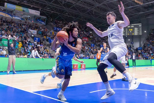 Frankfurt Skyliners - MLP Academics Heidelberg, easyCredit BBL Tyger Campbell (Skyliners, 00) wird unter dem Korb von Paul Zipser (MLP Academics Heidelberg, 9) angegriffen. Spiel der easyCredit BBL zwischen den Frankfurt Skyliners und den MLP Academics Heidelberg am 12. April 2026 in der Süwag Energie ARENA in Frankfurt am Main., Frankfurt am Main Hessen Deutschland Süwag Energie ARENA