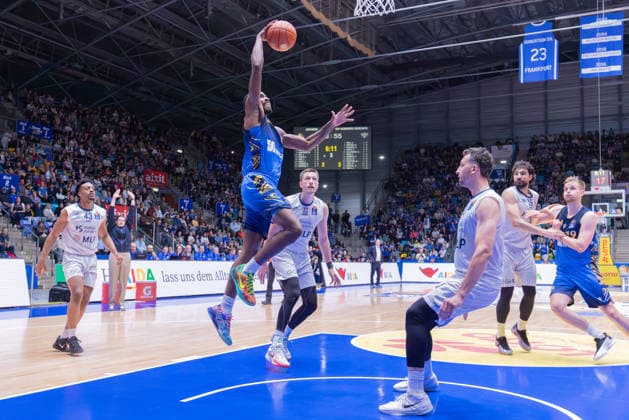 Frankfurt Skyliners - MLP Academics Heidelberg, easyCredit BBL Dunk von William Christmas (Skyliners, 8). Spiel der easyCredit BBL zwischen den Frankfurt Skyliners und den MLP Academics Heidelberg am 12. April 2026 in der Süwag Energie ARENA in Frankfurt am Main., Frankfurt am Main Hessen Deutschland Süwag Energie ARENA