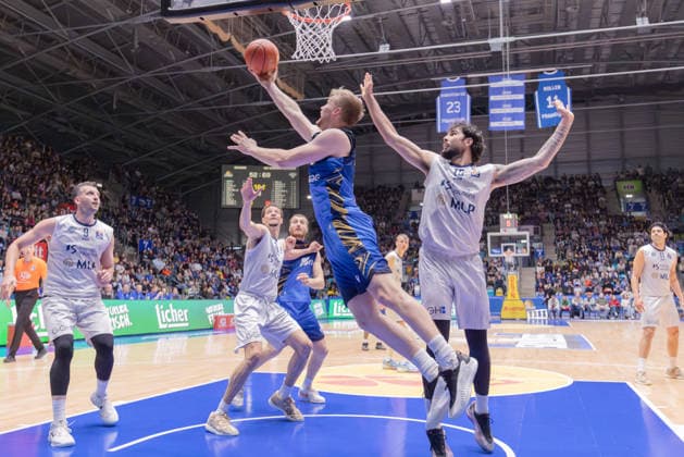 Frankfurt Skyliners - MLP Academics Heidelberg, easyCredit BBL Till Pape (Skyliners, 19) mit einem erfolgreichen Korbleger gegen Marcel Keßen (MLP Academics Heidelberg, 15). Spiel der easyCredit BBL zwischen den Frankfurt Skyliners und den MLP Academics Heidelberg am 12. April 2026 in der Süwag Energie ARENA in Frankfurt am Main., Frankfurt am Main Hessen Deutschland Süwag Energie ARENA