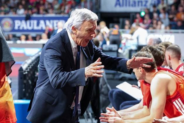 Cheftrainer Svetislav Pesic (FC Bayern Muenchen Basketball) in Aktion, gibt Anweisungen an die Mannschaft, FC Bayern Muenchen Basketball vs. Niners Chemnitz, easyCredit BBL, Basketball, Bundesliga, Maenner, Hauptrunde, 12. April 2026 Muenchen Bayern Deutschland