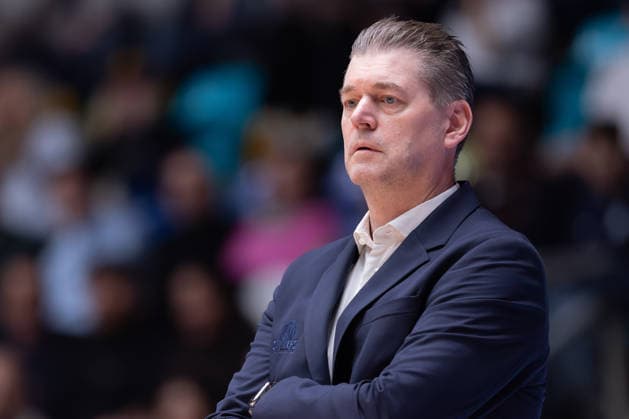 Frankfurt Skyliners - MLP Academics Heidelberg, easyCredit BBL Headcoach Klaus Perwas (Skyliners). Spiel der easyCredit BBL zwischen den Frankfurt Skyliners und den MLP Academics Heidelberg am 12. April 2026 in der Süwag Energie ARENA in Frankfurt am Main., Frankfurt am Main Hessen Deutschland Süwag Energie ARENA