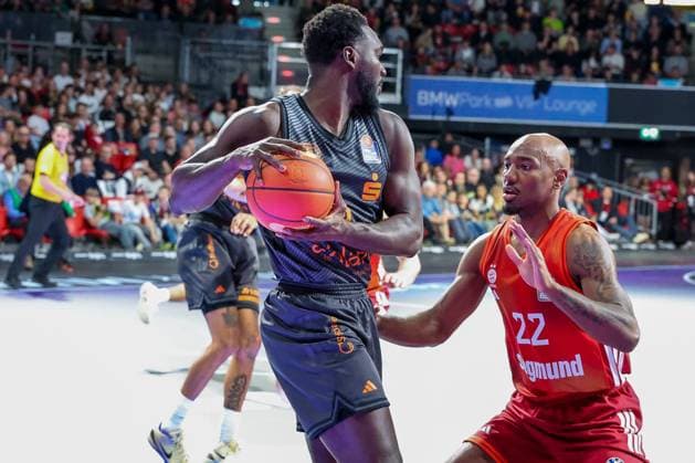 links nach rechts: Amadou Sow 12 (Niners Chemnitz) und Isiaha Mike 22 (FC Bayern Muenchen Basketball) in Aktion, FC Bayern Muenchen Basketball vs. Niners Chemnitz, easyCredit BBL, Basketball, Bundesliga, Maenner, Hauptrunde, 12. April 2026 Muenchen Bayern Deutschland