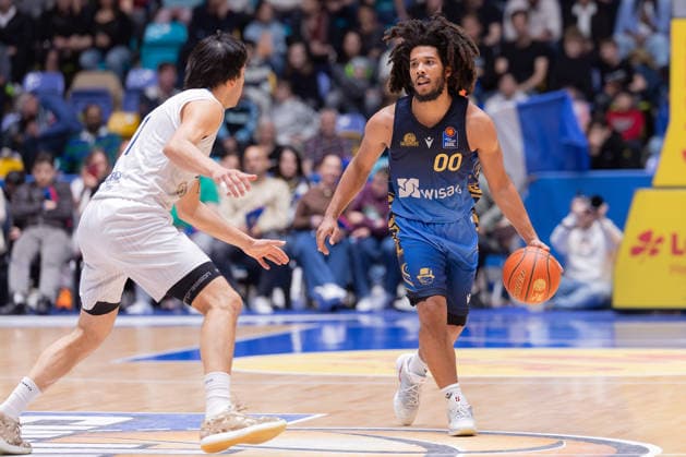 Frankfurt Skyliners - MLP Academics Heidelberg, easyCredit BBL Erol Ersek (MLP Academics Heidelberg, 11) verteidigt gegen Tyger Campbell (Skyliners, 00). Spiel der easyCredit BBL zwischen den Frankfurt Skyliners und den MLP Academics Heidelberg am 12. April 2026 in der Süwag Energie ARENA in Frankfurt am Main., Frankfurt am Main Hessen Deutschland Süwag Energie ARENA