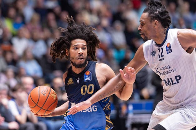 Frankfurt Skyliners - MLP Academics Heidelberg, easyCredit BBL Osun Osunniyi (MLP Academics Heidelberg, 12) verteidigt gegen Tyger Campbell (Skyliners, 00). Spiel der easyCredit BBL zwischen den Frankfurt Skyliners und den MLP Academics Heidelberg am 12. April 2026 in der Süwag Energie ARENA in Frankfurt am Main., Frankfurt am Main Hessen Deutschland Süwag Energie ARENA