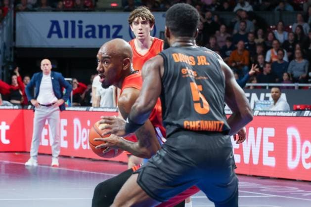 Isiaha Mike 22 (FC Bayern Muenchen Basketball) in Aktion gegen Corey Davis 5 (Niners Chemnitz), FC Bayern Muenchen Basketball vs. Niners Chemnitz, easyCredit BBL, Basketball, Bundesliga, Maenner, Hauptrunde, 12. April 2026 Muenchen Bayern Deutschland