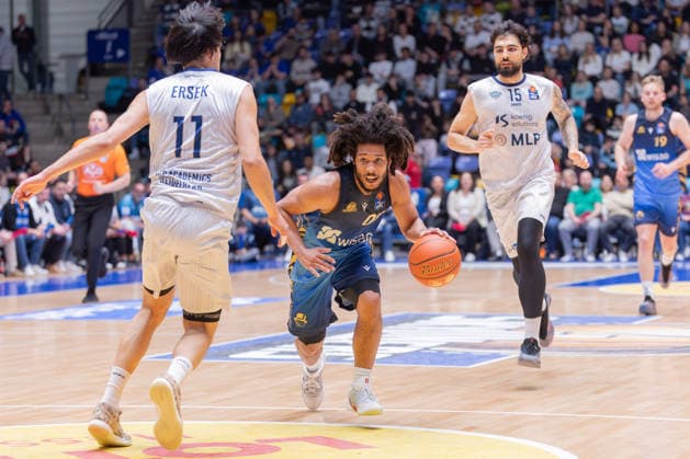 Frankfurt Skyliners - MLP Academics Heidelberg, easyCredit BBL Tyger Campbell (Skyliners, 00) findet die Lücke zwischen Erol Ersek (MLP Academics Heidelberg, 11) und Marcel Keßen (MLP Academics Heidelberg, 15). Spiel der easyCredit BBL zwischen den Frankfurt Skyliners und den MLP Academics Heidelberg am 12. April 2026 in der Süwag Energie ARENA in Frankfurt am Main., Frankfurt am Main Hessen Deutschland Süwag Energie ARENA