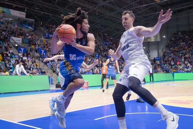 Frankfurt Skyliners - MLP Academics Heidelberg, easyCredit BBL Tyger Campbell (Skyliners, 00) wird unter dem Korb von Paul Zipser (MLP Academics Heidelberg, 9) angegriffen. Spiel der easyCredit BBL zwischen den Frankfurt Skyliners und den MLP Academics Heidelberg am 12. April 2026 in der Süwag Energie ARENA in Frankfurt am Main., Frankfurt am Main Hessen Deutschland Süwag Energie ARENA