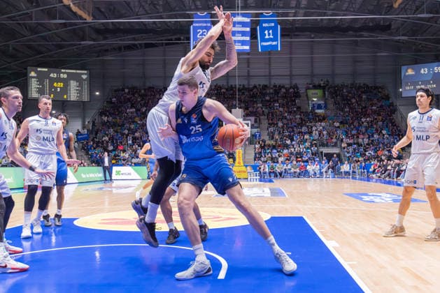 Frankfurt Skyliners - MLP Academics Heidelberg, easyCredit BBL Jacob Knauf (Skyliners, 25) gegen Marcel Keßen (MLP Academics Heidelberg, 15). Spiel der easyCredit BBL zwischen den Frankfurt Skyliners und den MLP Academics Heidelberg am 12. April 2026 in der Süwag Energie ARENA in Frankfurt am Main., Frankfurt am Main Hessen Deutschland Süwag Energie ARENA