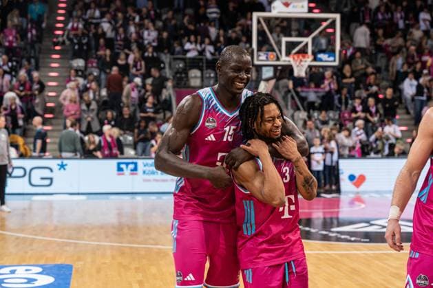 Kur Jongkuch (15; Telekom Baskets Bonn) und Zachery Cooks (3; Telekom Baskets Bonn) feiern gemeinsam auf dem Spielfeld EasyCredit BBL Ligaspiel am 29. Spieltag in Bonn zwischen Telekom Baskets Bonn und Basketball Löwen Braunschweig. Jubel von Kur Jongkuch (15; Telekom Baskets Bonn) und Zachery Cooks (3; Telekom Baskets Bonn)