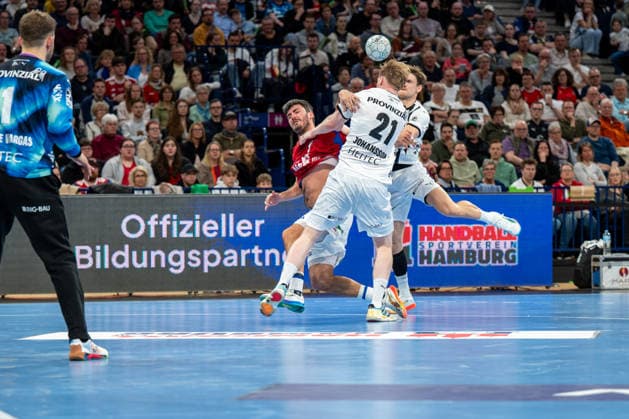 12.04.2026, xdobgx, Handball Daikin HBL, Handball Verein Hamburg - THW Kiel v.l. Gonzalo Perez De Vargas (Kiel, 1), Jacob Lassen (Handball Sport Verein Hamburg, 9) beim Wurf, in action, throwing, Eric Johansson (Kiel, 21), Rune Dahmke (Kiel, 23)