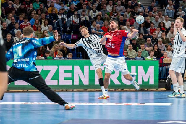 12.04.2026, xdobgx, Handball Daikin HBL, Handball Verein Hamburg - THW Kiel v.l. Gonzalo Perez De Vargas (Kiel, 1), Rune Dahmke (Kiel, 23), Jacob Lassen (Handball Sport Verein Hamburg, 9) beim Wurf, in action, throwing