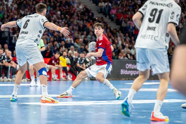 12.04.2026, xdobgx, Handball Daikin HBL, Handball Verein Hamburg - THW Kiel v.l. Harald Reinkind (Kiel, 6), Elias Kofler (Handball Sport Verein Hamburg, 6) am Ball, plays the ball