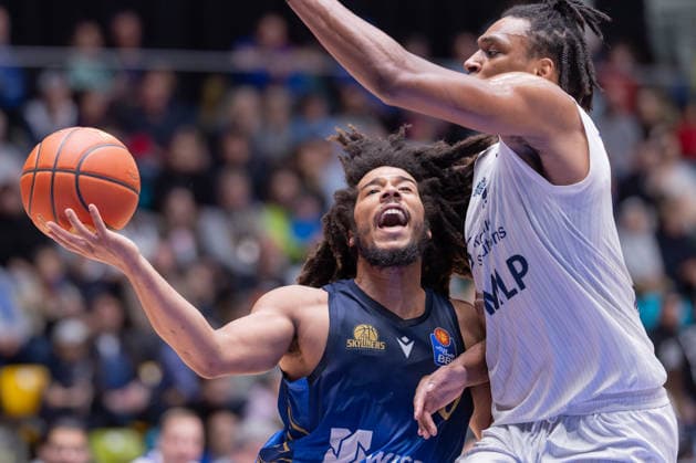 Frankfurt Skyliners - MLP Academics Heidelberg, easyCredit BBL Osun Osunniyi (MLP Academics Heidelberg, 12) verteidigt gegen Tyger Campbell (Skyliners, 00). Spiel der easyCredit BBL zwischen den Frankfurt Skyliners und den MLP Academics Heidelberg am 12. April 2026 in der Süwag Energie ARENA in Frankfurt am Main., Frankfurt am Main Hessen Deutschland Süwag Energie ARENA