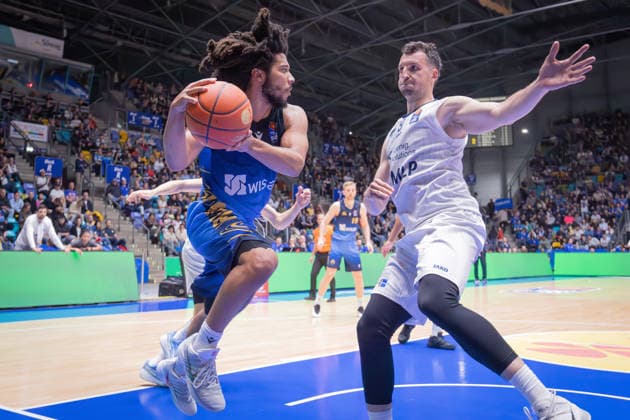 Frankfurt Skyliners - MLP Academics Heidelberg, easyCredit BBL Tyger Campbell (Skyliners, 00) wird unter dem Korb von Paul Zipser (MLP Academics Heidelberg, 9) angegriffen. Spiel der easyCredit BBL zwischen den Frankfurt Skyliners und den MLP Academics Heidelberg am 12. April 2026 in der Süwag Energie ARENA in Frankfurt am Main., Frankfurt am Main Hessen Deutschland Süwag Energie ARENA