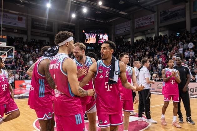 Joel Aminu (21; Telekom Baskets Bonn), Melvin Jostmann (12; Telekom Baskets Bonn), Grayson Murphy (7; Telekom Baskets Bonn), Tylan Birts (5; Telekom Baskets Bonn) und Jalen Finch (0; Telekom Baskets Bonn) interagieren auf dem Spielfeld im TelekomDome EasyCredit BBL Ligaspiel am 29. Spieltag in Bonn zwischen Telekom Baskets Bonn und Basketball Löwen Braunschweig. Interaktion von Joel Aminu (21; Telekom Baskets Bonn) und Teamkollegen