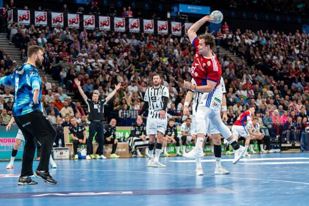 12.04.2026, xdobgx, Handball Daikin HBL, Handball Verein Hamburg - THW Kiel v.l. Gonzalo Perez De Vargas (Kiel, 1), Andreas Magaard (Handball Sport Verein Hamburg, 4) beim Wurf, in action, throwing