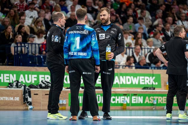 12.04.2026, xdobgx, Handball Daikin HBL, Handball Verein Hamburg - THW Kiel v.l. Matthias Anderson (Torwarttrainer, THW Kiel), Gonzalo Perez De Vargas (Kiel, 1), Andreas Wolff (Kiel, 33) im Gespräch, in conversation