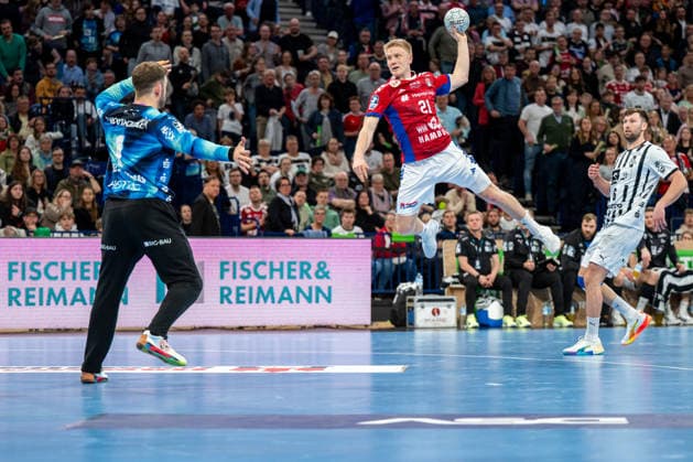 12.04.2026, xdobgx, Handball Daikin HBL, Handball Verein Hamburg - THW Kiel v.l. Gonzalo Perez De Vargas (Kiel, 1), Frederik Bo Andersen (Handball Sport Verein Hamburg, 21) beim Wurf, in action, throwing