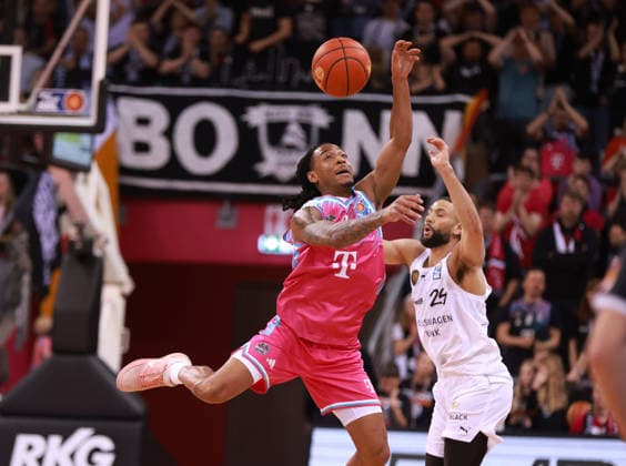 Jalen Finch (Bonn) gegen Kaza Kajami-Keanue (Braunschweig), Bonn, Deutschland, 12.04.2026, Basketball Bundesliga, 29. Spieltag, Telekom Baskets Bonn vs Basketball Löwen Braunschweig.