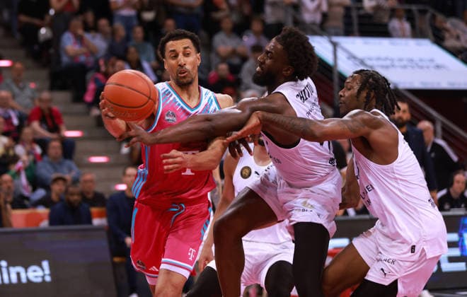 Joel Aminu (Bonn) gegen Oluwasimisola Shittu (Braunschweig) und Josh Hawley (Braunschweig), Bonn, Deutschland, 12.04.2026, Basketball Bundesliga, 29. Spieltag, Telekom Baskets Bonn vs Basketball Löwen Braunschweig.