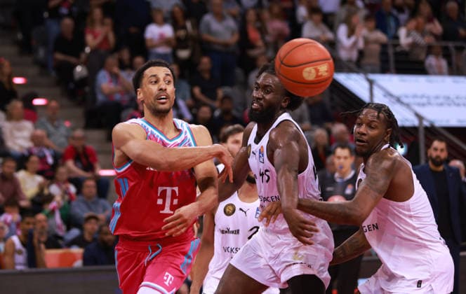 Joel Aminu (Bonn) gegen Oluwasimisola Shittu (Braunschweig) und Josh Hawley (Braunschweig), Bonn, Deutschland, 12.04.2026, Basketball Bundesliga, 29. Spieltag, Telekom Baskets Bonn vs Basketball Löwen Braunschweig.