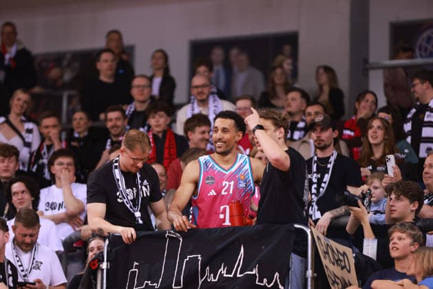 Joel Aminu (Bonn) im Fanblock, Bonn, Deutschland, 12.04.2026, Basketball Bundesliga, 29. Spieltag, Telekom Baskets Bonn vs Basketball Löwen Braunschweig.