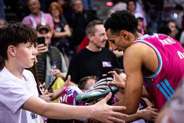 easyCredit Basketball Bundesliga, Telekom Baskets Bonn vs. Basketball Löwen Braunschweig, 12.04.2026 Joel Aminu (Telekom Baskets Bonn 21) verschenkt seine Schuhe -- easyCredit Basketball Bundesliga, Telekom Baskets Bonn vs. Basketball Löwen Braunschweig, 12.04.2026, Telekom Dome Bonn Copyright: xBEAUTIFULxSPORTS Derixx