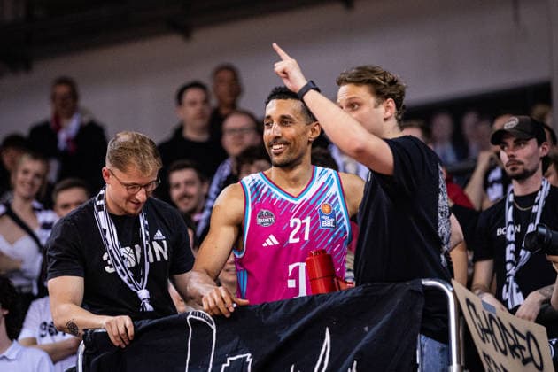 easyCredit Basketball Bundesliga, Telekom Baskets Bonn vs. Basketball Löwen Braunschweig, 12.04.2026 Die Fans feiern Joel Aminu (Telekom Baskets Bonn 21) im Block -- easyCredit Basketball Bundesliga, Telekom Baskets Bonn vs. Basketball Löwen Braunschweig, 12.04.2026, Telekom Dome Bonn Copyright: xBEAUTIFULxSPORTS Derixx