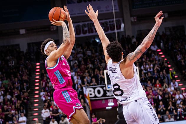 easyCredit Basketball Bundesliga, Telekom Baskets Bonn vs. Basketball Löwen Braunschweig, 12.04.2026 Alijah Comithier (Telekom Baskets Bonn 2) und Joshua Obiesie (BASKETBALL LÖWEN BRAUNSCHWEIG 8) -- easyCredit Basketball Bundesliga, Telekom Baskets Bonn vs. Basketball Löwen Braunschweig, 12.04.2026, Telekom Dome Bonn Copyright: xBEAUTIFULxSPORTS Derixx