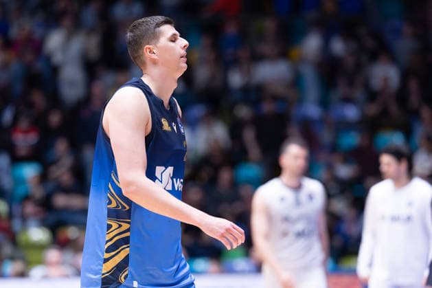Frankfurt Skyliners - MLP Academics Heidelberg, easyCredit BBL Jacob Knauf (Skyliners, 25) geht enttäuscht vom Spielfeld. Spiel der easyCredit BBL zwischen den Frankfurt Skyliners und den MLP Academics Heidelberg am 12. April 2026 in der Süwag Energie ARENA in Frankfurt am Main., Frankfurt am Main Hessen Deutschland Süwag Energie ARENA