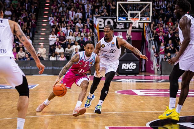easyCredit Basketball Bundesliga, Telekom Baskets Bonn vs. Basketball Löwen Braunschweig, 12.04.2026 Jalen Finch (Telekom Baskets Bonn 0) gegen Bryant Crawford (BASKETBALL LÖWEN BRAUNSCHWEIG 20) -- easyCredit Basketball Bundesliga, Telekom Baskets Bonn vs. Basketball Löwen Braunschweig, 12.04.2026, Telekom Dome Bonn Copyright: xBEAUTIFULxSPORTS Derixx