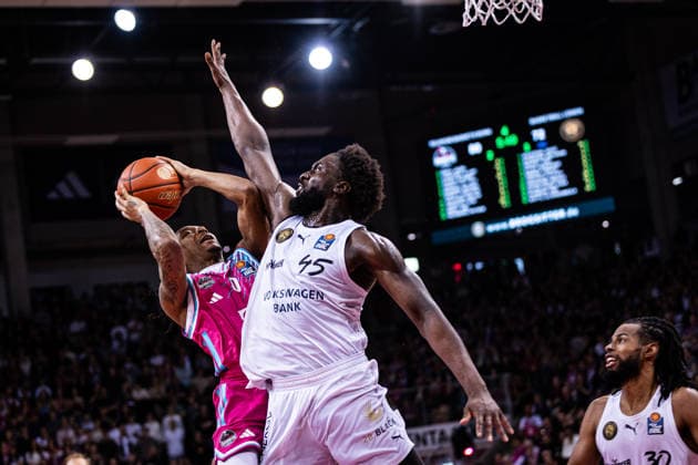 easyCredit Basketball Bundesliga, Telekom Baskets Bonn vs. Basketball Löwen Braunschweig, 12.04.2026 Jalen Finch (Telekom Baskets Bonn 0) und Simi Shittu (BASKETBALL LÖWEN BRAUNSCHWEIG 45) -- easyCredit Basketball Bundesliga, Telekom Baskets Bonn vs. Basketball Löwen Braunschweig, 12.04.2026, Telekom Dome Bonn Copyright: xBEAUTIFULxSPORTS Derixx