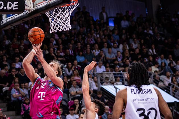 easyCredit Basketball Bundesliga, Telekom Baskets Bonn vs. Basketball Löwen Braunschweig, 12.04.2026 Melvin Jostmann (Telekom Baskets Bonn 12) punktet am Korb -- easyCredit Basketball Bundesliga, Telekom Baskets Bonn vs. Basketball Löwen Braunschweig, 12.04.2026, Telekom Dome Bonn Copyright: xBEAUTIFULxSPORTS Derixx