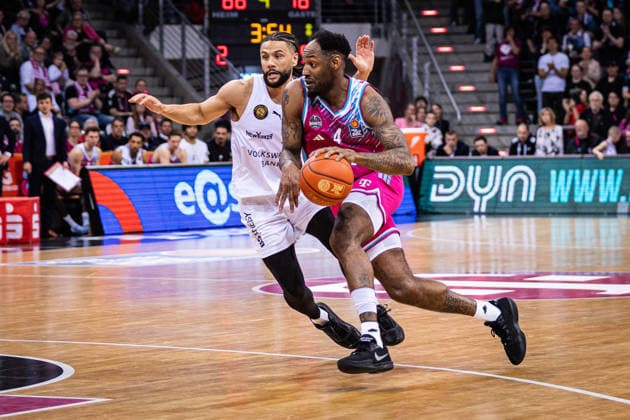 easyCredit Basketball Bundesliga, Telekom Baskets Bonn vs. Basketball Löwen Braunschweig, 12.04.2026 Jeff Garrett Jr. (Telekom Baskets Bonn 4) gegen Kaza Kajami-Keane (BASKETBALL LÖWEN BRAUNSCHWEIG 24) -- easyCredit Basketball Bundesliga, Telekom Baskets Bonn vs. Basketball Löwen Braunschweig, 12.04.2026, Telekom Dome Bonn Copyright: xBEAUTIFULxSPORTS Derixx